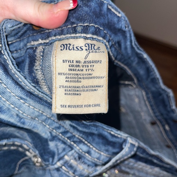 ❤️🔥MISS ME❤️🔥 Women’s Distressed Capris - Picture 5 of 6